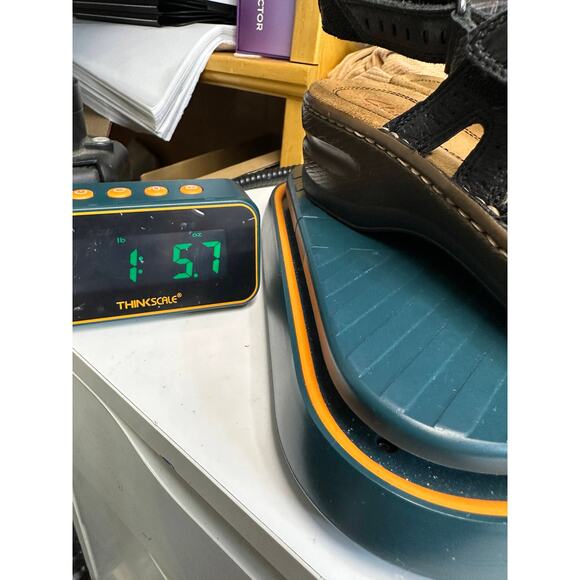 Clarks Artisan Sandal WMNS 8.5 Black Leather Comfort Hook Loop Cushioned Casual - Picture 9 of 9